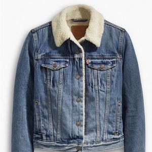 Levi’s women’s sherpa lined denim jacket - M